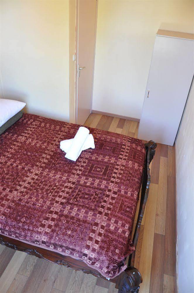 / Youth Hostel *
